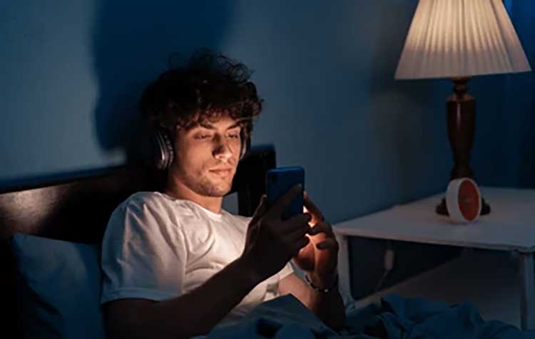 در حال کار با گوشی 