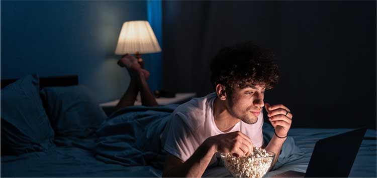 تماشای آگاهانه به جای تماشای پس‌زمینه (Mindful Watching)